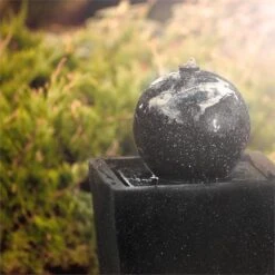 Königsbrunn Springbrunnen Solar 200 L/h LED Akku Basaltoptik -Gartendekorations Geschäft 10029040 yy 0003 ambient Blumfeldt Koenigsbrunn Solar Springbrunnen LED