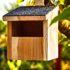 Nistkasten Für Halbhöhlenbrüter Aufhängung Asphaltdach Rotzeder -Gartendekorations Geschäft 10038138 yy 0005 logo